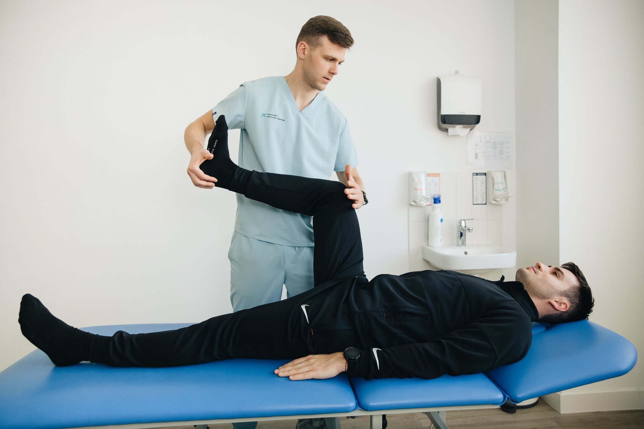 Fisioterapeuta realizando atendimento em clínica
