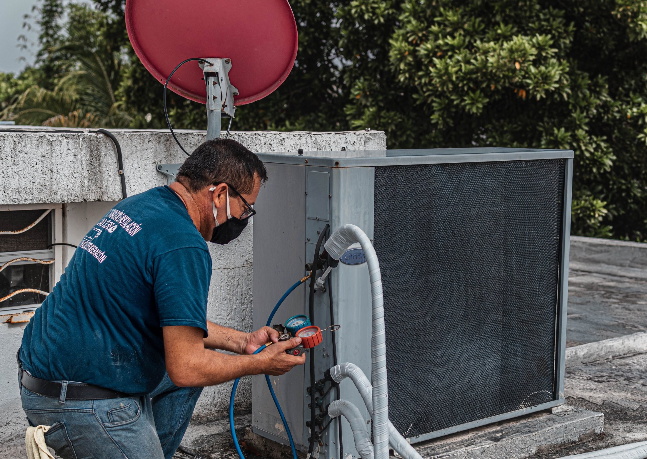 Técnico realizando manutenção em equipamento de refrigeração