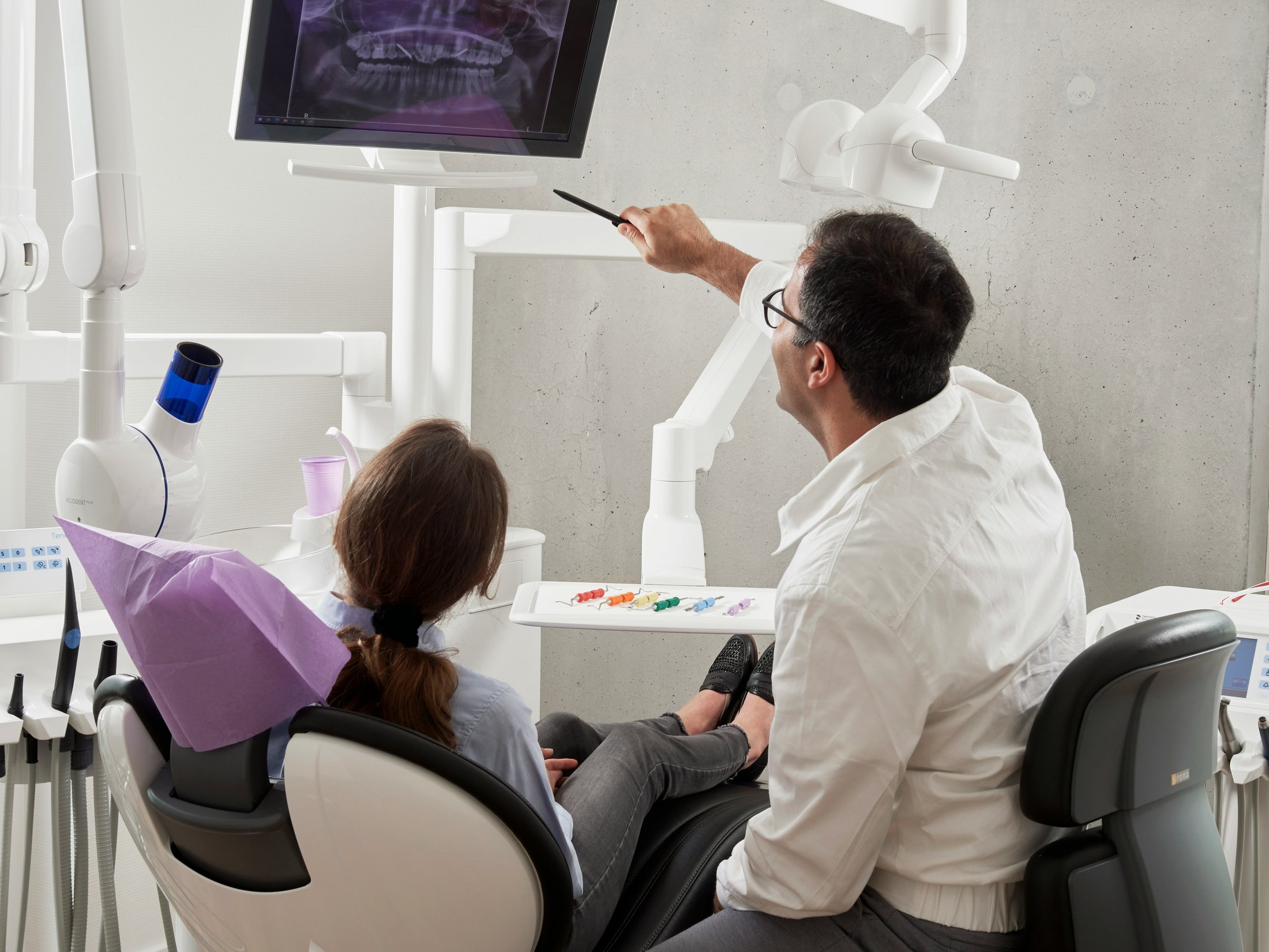 Dentista explicando exame odontológico para paciente