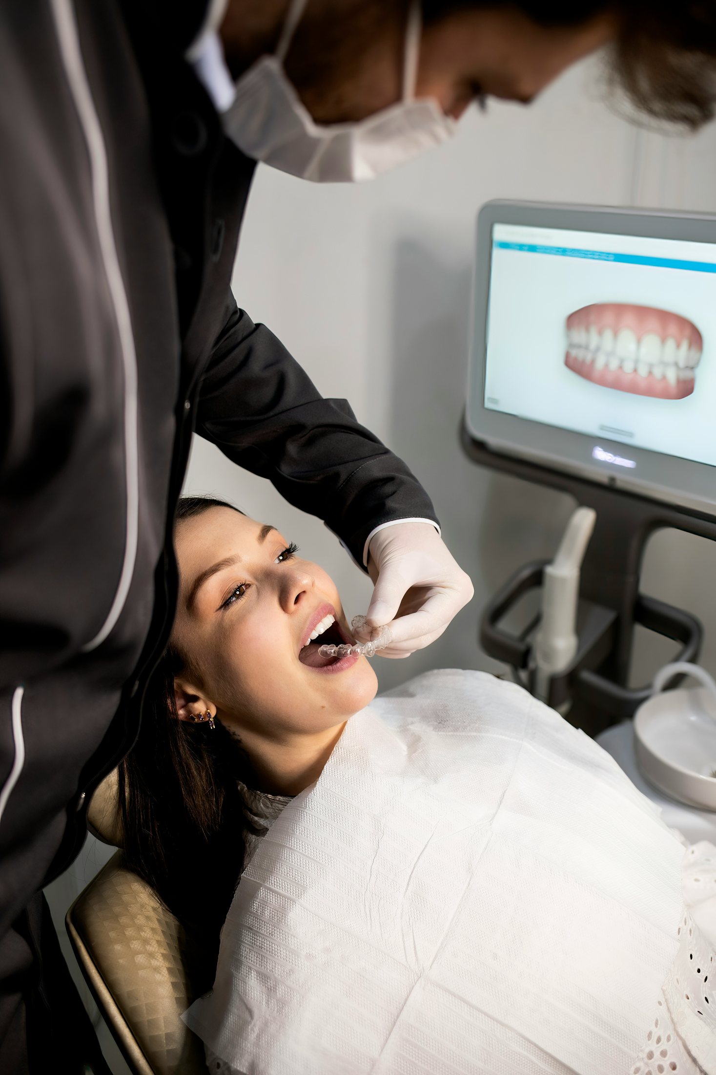 Paciente em atendimento odontológico em clínica moderna